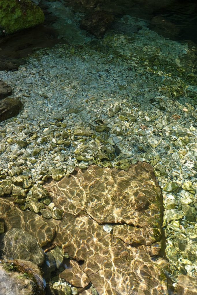 Glasklares Wasser am Slap Virje Slowenien