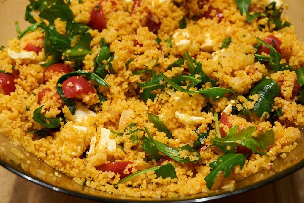 Couscous Salat mit Rucola Tomate und Feta