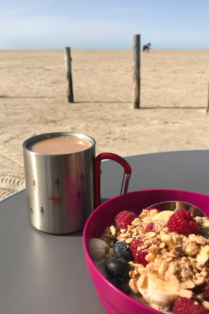 Camper Geschenke Camping Tasse mit Fuchs und Bäumen am Strand