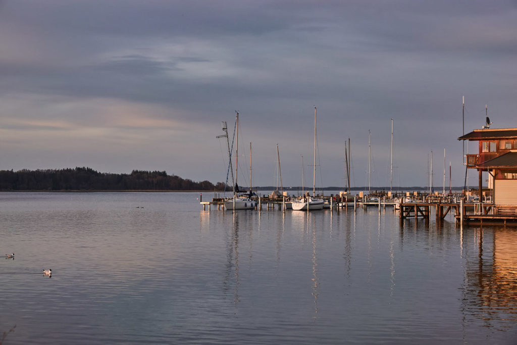 Boote im Abendlicht am Chiemsee