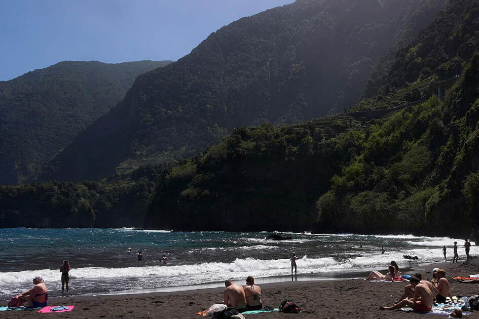 Schwarzer Sandstrand Seixal Madeira Urlaub Tipps