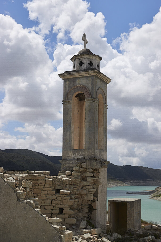 Kouris Dam mit der Saint Nicolas Kirche