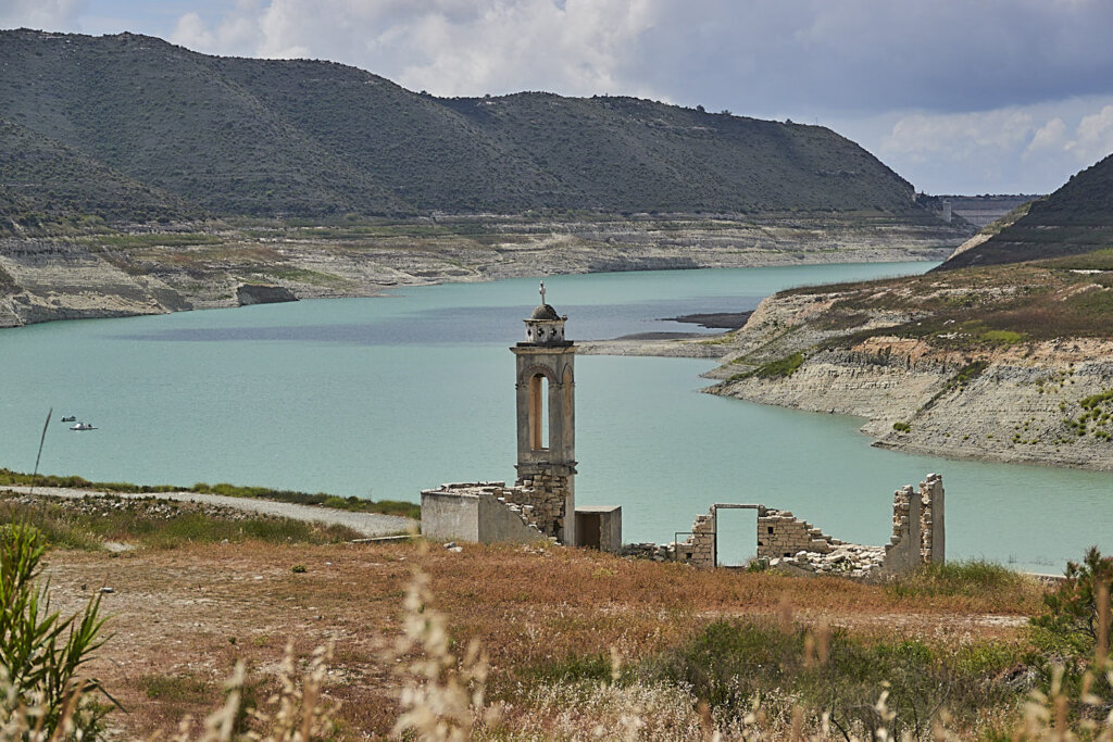 Kouris Dam mit der Saint Nicolas Kirche