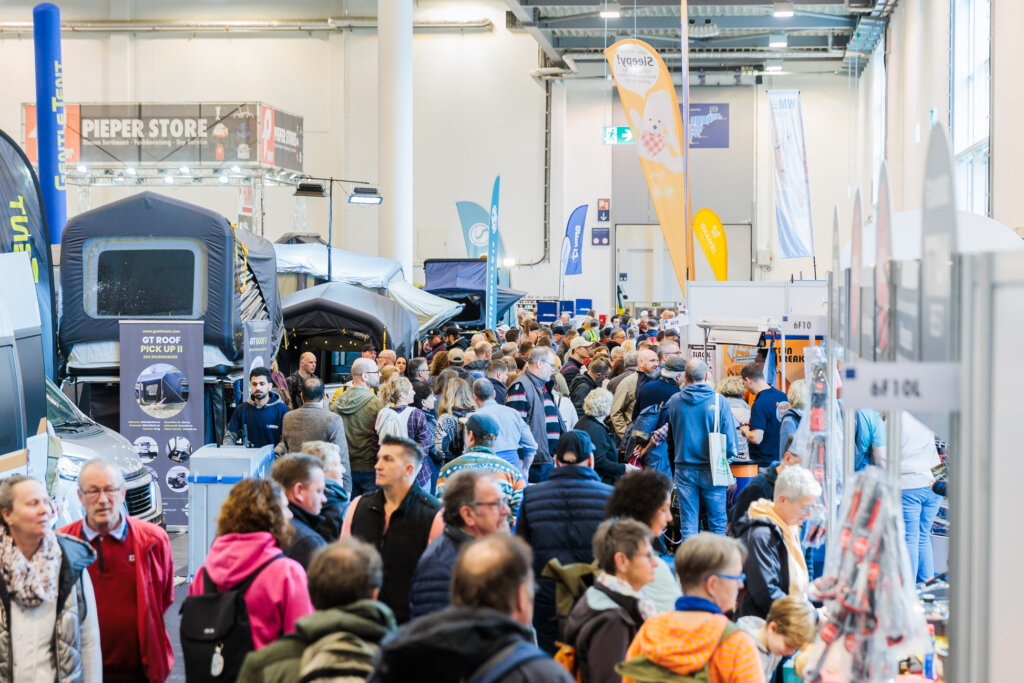 Reise + Camping Messe Menschen in der Halle
